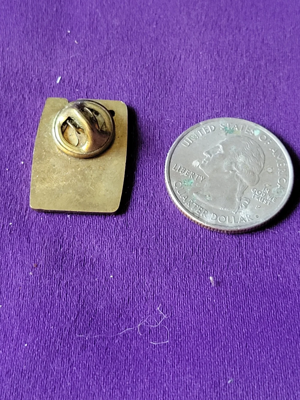 Savutonta Ruutia Smokeless Powder Enamel Pin - Black & Gold